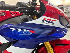 ประมูล-เสนอขาย รถมอเตอร์ไซค์ใหม่ CBR1000RR-R Fireblades SP ปี 2025 กำลัง 1001-2000 วัตต์ ความเร็วสูงสุด >80 กม./ชม. พร้อมเงินดาวน์ - Product Image 4