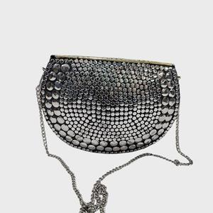 Pochette vintage moderne de créateur pour femmes Sac à main en perles de métal argenté avec sculpture polie pour femmes et filles - Product Image 3