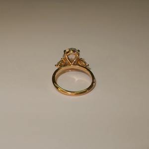 แหวนเพชรทรงรี 3.50 กะรัต F VVS2 VVS1 เพชรเลี้ยงในห้องปฏิบัติการ แหวนหมั้นทองคำขาว 18K หรูหรา รับรองโดย IGI แหวนสามเม็ด - Product Image 5