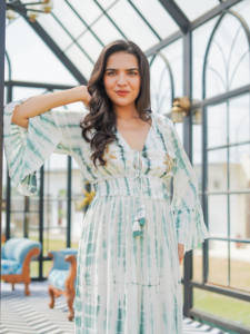 Robe midi bohème verte pour femmes, robe à manches longues à volants avec détails en dentelle, idéale pour les vacances, les pique-niques et les styles de villégiature - Product Image 4