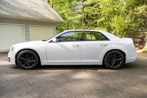 Chrysler 300C AWD 2023, SUV de luxe, pneus R18, sièges en cuir automatiques, caméra arrière, essence électrique, carburant, conduite à gauche, toit ouvrant panoramique - Product Image 2