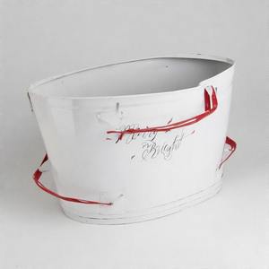 Maceta FrostberryDelight en aspecto galvanizado diseñada para uso en exteriores en decoración de jardín de Navidad y arreglo festivo de entrada - Product Image 6