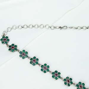 Collar Ayushi de Plata 925 con Delicada Flor de Margarita con Rubí y Esmeralda para Fiestas - Product Image 4