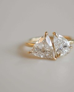 Anillo de Compromiso Toi Et Moi con Diamantes Cultivados en Laboratorio con Corte Trillón y Pera, Anillo de Boda de Oro Sólido de 14K con Diamantes Creados en Laboratorio para Mujer - Product Image 1