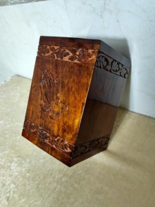 Urne funéraire en bois sculpté pour adulte avec motif mains en prière, couleur marron, style rectangulaire haut, fourniture funéraire - Product Image 6