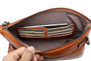 Cartera de mano de cuero genuino para mujer, a la moda, con cierre de cremallera de madera, diseño de tira larga, para mujeres con un look moderno y elegante. - Product Image 5