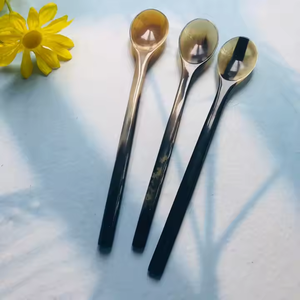 Cuillère en corne naturelle Vaisselle élégante et écologique par crescent crafts - Product Image 1