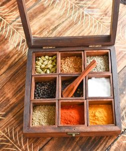 กล่องเครื่องเทศตั้งโต๊ะไม้ธรรมชาติพิมพ์ลายพรีเมี่ยมพร้อมช่องแยกสำหรับเครื่องเทศและผลไม้แห้ง - Product Image 3