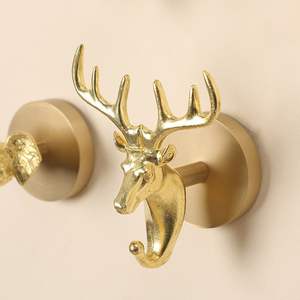 Ganchos de pared de latón hechos a mano para interiores artesanales que destacan la destreza artesanal y el material duradero - Product Image 1