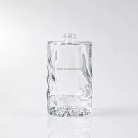 Flacon de parfum en verre 50 ml à motif vague unique, atomiseur cylindrique rechargeable, design fond volcan et capuchon en bois pour commande en gros