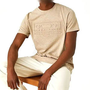 Camiseta Premium en relieve para hombres con silueta moderna Camiseta transpirable en relieve para hombres con patrón único - Product Image 4