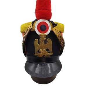 Casque shako napoléonien français, probablement une reproduction. Il est orné d'un pompon (plume) rouge distinctif sur le dessus du chapeau en cuir. - Product Image 1