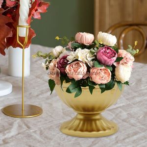 Ensemble de vases en métal personnalisés de couleur or avec une forme unique de capsule et un design lisse pour arrangements floraux - Product Image 5