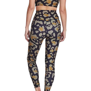 Conjunto de Yoga para Mujer Hecho en Pakistán, Diseño Sólido Cómodo con Cierre Elástico Transpirable en la Cintura, Venta en Línea a Precio Económico - Product Image 5