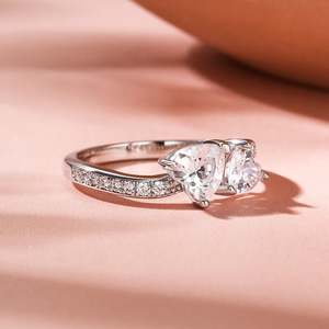 Bague de fiançailles en platine avec deux diamants taille émeraude par Jeulia - Product Image 5