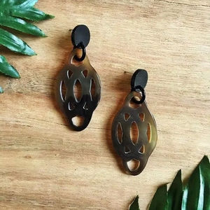 Boucles d'oreilles en buffle de style vintage fait à la main en corne d'origine éthique Bijoux naturels à la mode - Product Image 1