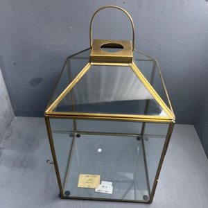 Farol de vela decorativo hecho de latón y vidrio con acabado en latón. - Product Image 2