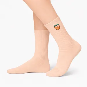 Calcetines Deportivos Rosa Bebé con Bordado de Durazno para Niños Activos - Product Image 2