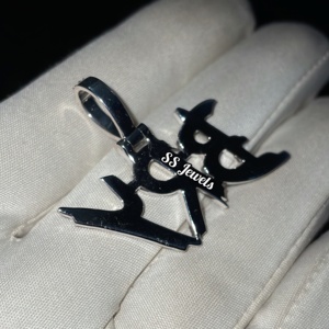 จี้เพชรแบบฮิปฮอปน้ำแข็ง10K สีทองปรับชื่อเองได้สร้อยคอคริสตัลเริ่มต้นส่วนบุคคลสำหรับคุณแม่ของเธอ - Product Image 4