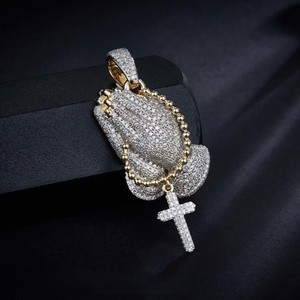 Venta al por mayor Hip hop Leb diamante colgantes joyería 14K 18K chapado en oro amarillo helado diamante Rosario rezando manos colgante collar - Product Image 1