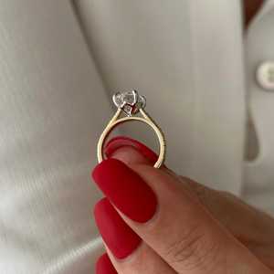 Bague de fiançailles ovale en diamant de laboratoire de 2 carats avec halo caché et sertissage haut de gamme, bague en diamant ovale bicolore pavé style tulipe, certifiée IGI - Product Image 3