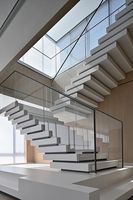 Escalier en colimaçon moderne de style australien avec marches en acier et marches flottantes en forme de U, escalier en spirale en marbre