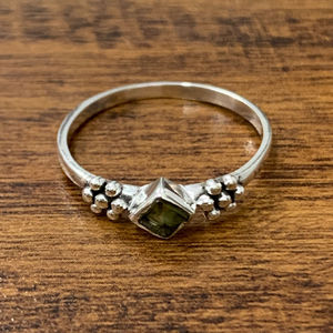 Unisex Vintage <b>Peridot</b> Gemstone <b>Ring</b> in 925 Silver Square Shape Lightweight for Everyday Wear - Product Image 1