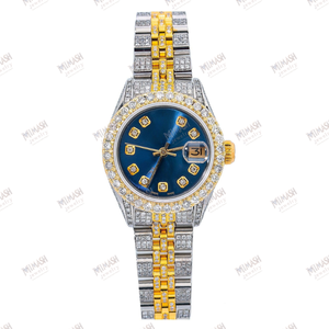 Elegante reloj de diamantes de dos tonos con esfera azul, detalles en amarillo y oro y marcadores de hora octogonales de diamantes - Product Image 3