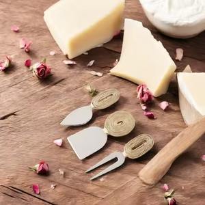 Couteaux à fromage en acier inoxydable avec manches dorées tourbillonnantes - Lavables au lave-vaisselle et écologiques pour les fêtes et événements - Product Image 1
