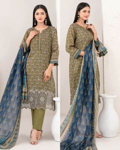 SSumaira Shahid Tawakkal Camisa de césped con estampado digital bordado con Cutwork Dupatta y tela de algodón cosido Shalwar - Product Image 2