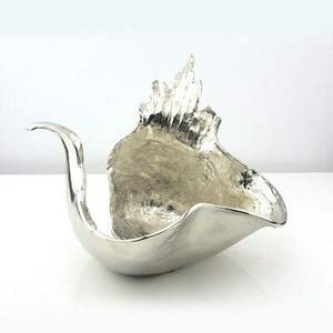 Elegante tazón de aluminio fundido, ideal para la decoración festiva del hogar, que ofrece un elegante acabado metálico artesanal para interiores. - Product Image 3