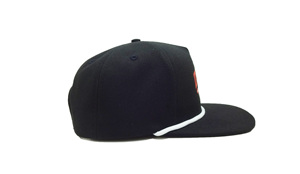 Gorra Snapback de ala plana con impresión de logotipo personalizado OEM con cuerda, estilo callejero enérgico y clásico para adultos, fabricado en Injae Viña Vendor - Product Image 3