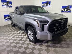 Camioneta Tundra Usada 2024 con Transmisión Automática, Asientos de Cuero, Techo Panorámico y Portaequipajes de Aleación de Aluminio - Product Image 2