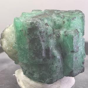 Gema de Brillo Natural, Cristal de Esmeralda Swat, 27 Quilates |   Espécimen de Esmeralda Verde Cruda con Corte Hexagonal |   Valle de Swat, Pakistán |   Colector - Product Image 4