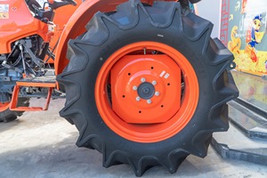 รถแทรกเตอร์คูโบต้า L5228DT ขับเคลื่อน 4 ล้อ 52 แรงม้า สำหรับงานเกษตรในนาข้าวที่เปียกน้ำและโคลน - Product Image 2