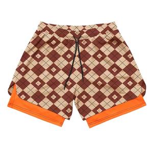 Shorts de doble capa con estampado Argyle y forro interior en contraste para uso casual y deportivo. - Product Image 1