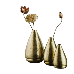 Ensemble de trois vases à fleurs en métal brillant Accent de table à la mode pour la décoration de la maison du salon Fêtes de mariage Décor à la maison - Product Image 1