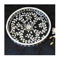 Plateau de service artisanal de luxe antique avec incrustation florale en nacre et résine, matériau naturel en nacre, artisanat d'art classique