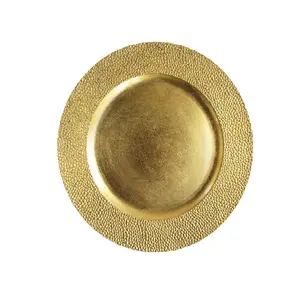 Plaque de chargement luxueuse grande ronde en métal avec bordure martelée table à manger assiette de chargement décorative pour décoration de mariage