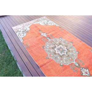 Alfombra vintage de 3.8x9.4 pies, alfombra turca, alfombra de lana con diseño de plantas y árboles naranjas - Product Image 3