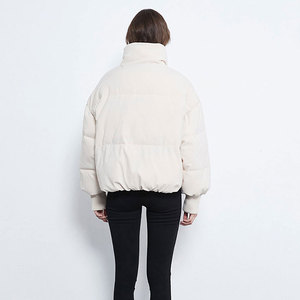 Vente en gros Vêtements d'extérieur d'hiver OEM Manteaux en duvet rembourrés chauds pour femmes avec logo personnalisé - Product Image 4