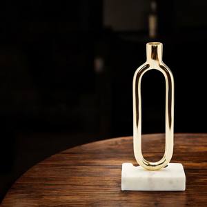 Bougeoirs en aluminium doré de la meilleure qualité avec base en marbre blanc pour les décorations de Noël à la maison et à la réception - Product Image 4