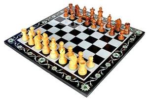 Ensemble d'échecs de luxe en pierre d'onyx Venktesh Designs, échiquier artisanal écologique, pièces en forme d'ange, de fleur et d'animal, saphir noir - Product Image 3