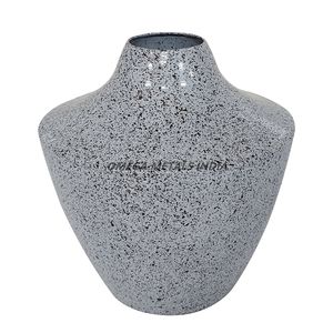 Últimos diseños Jarrón de metal de bronce envejecido con textura tallada intrincada y forma elegante alta para espacios de vida elegantes - Product Image 3