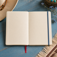Carnet de notes LABON personnalisé en similicuir crème, motif botte de cowboy brodée, fer à cheval doré, motif « Ne vous oubliez pas », élastique bleu marine et ruban rouge