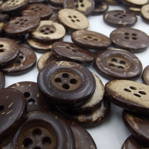 Vietnam naturel de haute qualité noix de coco rond 4 trous boutons écologiques 28L Stock en gros 7 jours délai d'échantillon - Product Image 3