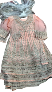 Robe de club pakistanaise Robe de style pakistanais Robe en mousseline de soie respirante de haute qualité pour enfants (filles) Qualité d'exportation Readymade Fantaisie - Product Image 5