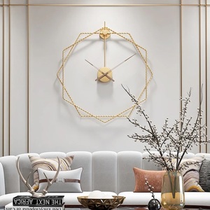 Vente en gros Horloge murale moderne en métal de forme hexagonale Finition dorée Horloge décorative élégante pour salon Chambre à coucher Bureau Mariage - Product Image 6