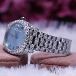 Montre classique vintage hip-hop avec cadran bleu ciel entièrement serti de moissanite, bracelet en cuir en acier inoxydable, verre luxueux, date automatique - Product Image 2