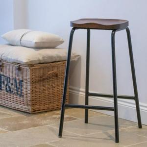 Tabouret de bar industriel moderne et écologique, pivotant et réglable, avec structure en métal et assise et dossier en bois, finition noire poudrée, par S H Inc. - Product Image 1